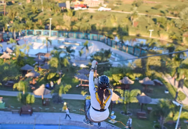 Parque acuático y aéreo en María Grande