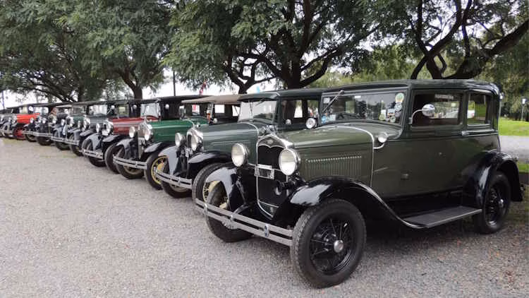 Encuentro de autos antiguos y clásicos en Casilda 