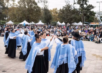 Peñas patrias en el parque Alem